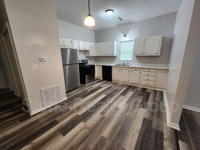 Building Photo - 1215 S 10th St