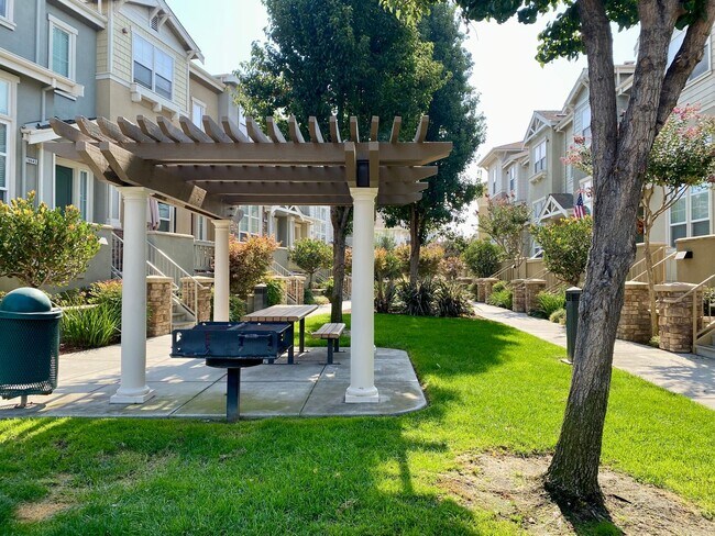 Foto del edificio - Modern Tri-Level Townhouse