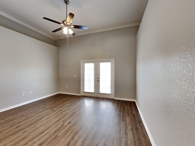 Foto del edificio - 725 Terranova Ave