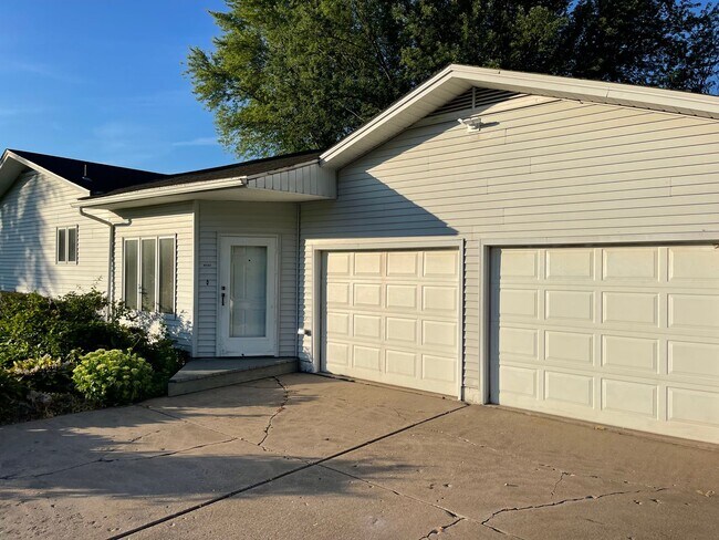 Foto del edificio - Spacious 3-Bedroom Home on Half-Acre Lot in Top-Rated Pleasant Valley School District!