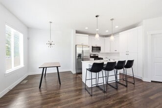 Building Photo - 153 W Silver Springs Dr