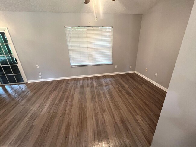 Foto del edificio - Beautiful 3 Bed/2 Bath Single Family Home In Deltona!!