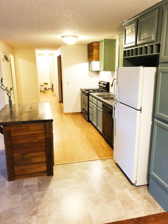 Building Photo - 740 SE Ridgeview Ct