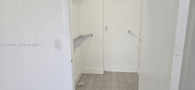 Foto del edificio - 8323 Lake Dr