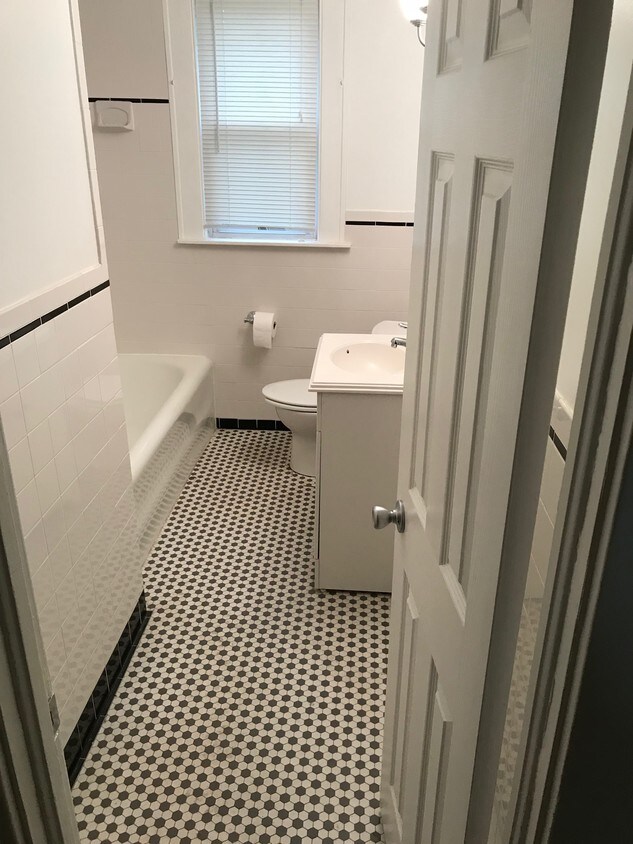 Full Bath - 148 Vance St