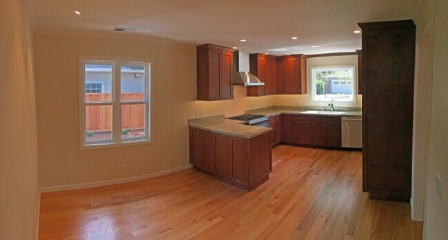 Building Photo - Beautifully completely remodeled home in g...