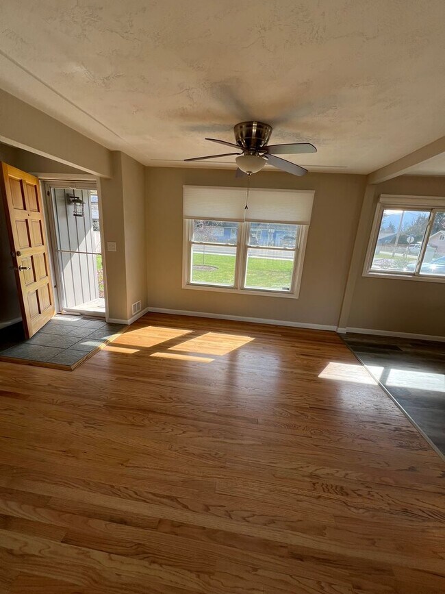 Foto del edificio - Modern 3-Bedroom, 1.5-Bath Home with Private Office & Large Patio