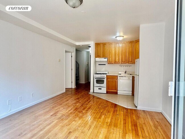 Foto del edificio - 422 E 10th St