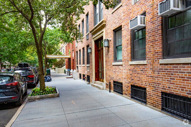 Building Photo - 11 W 69th St