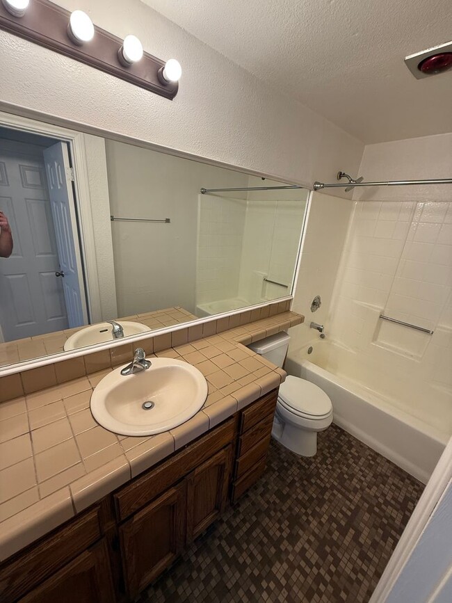 Foto del edificio - 3702-10 Crown Point Dr