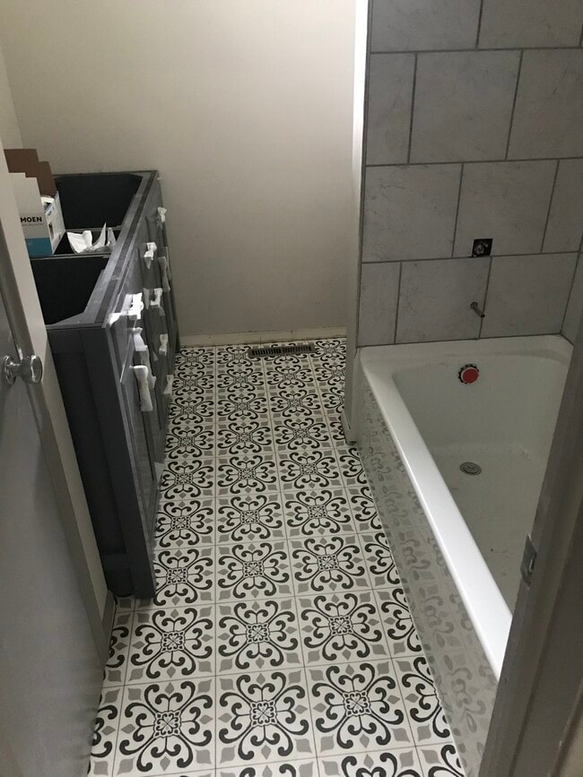 2nd floor bathroom - 1550 Noble Rd