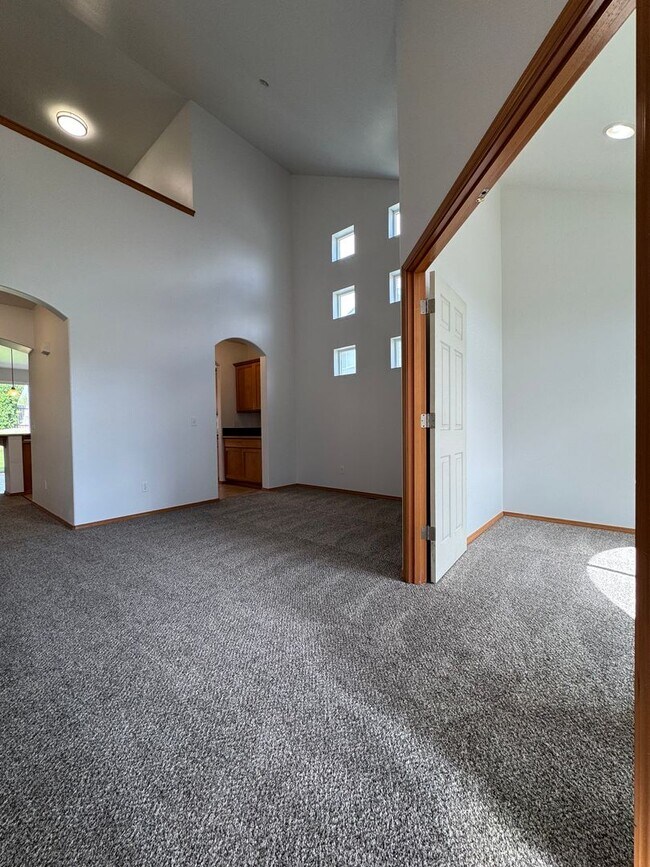 Building Photo - Large 4 Bed Rental in Established Neighborhood