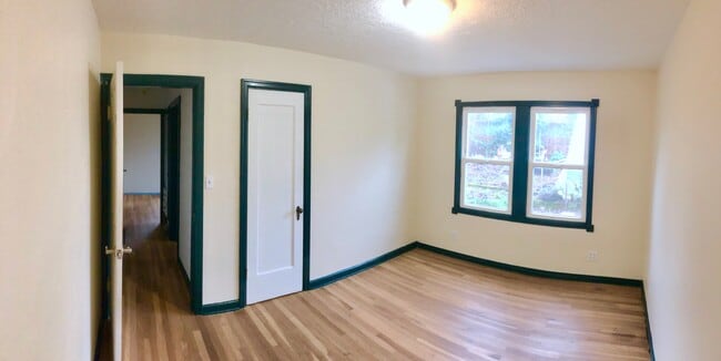 Dormitorio en planta baja con ventanas orientadas al sur. - 8950 NE Emerson St