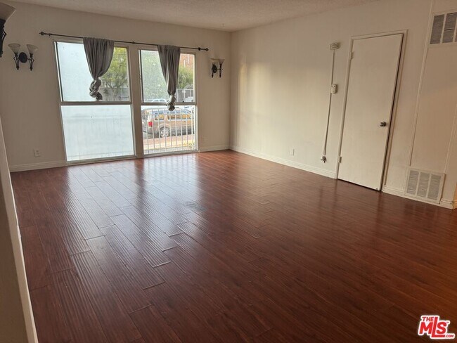 Foto del edificio - 4106 Rosewood Ave