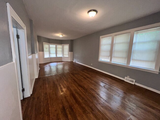 Foto del edificio - Freshly Renovated 5-Bedroom Home in South Chicago – Available Oct 15