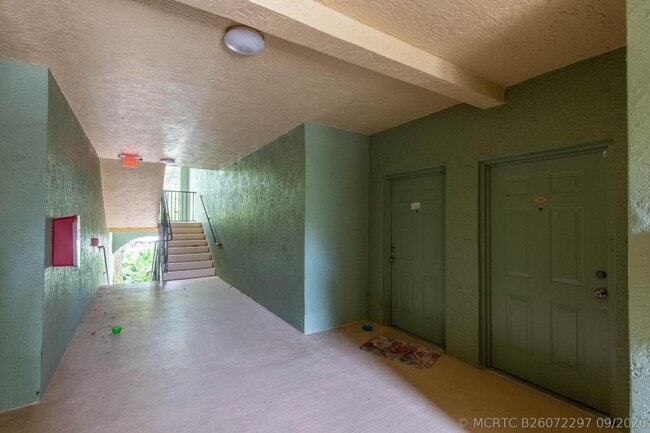 Building Photo - 350 Crestwood Cir