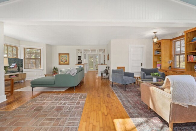 Building Photo - 833 Rush Dr