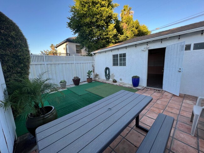 Building Photo - 4426 Stansbury Ave