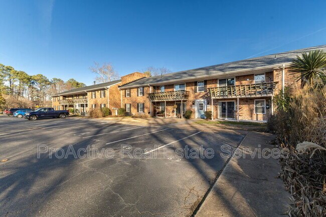 Building Photo - 1006 Barclay Square