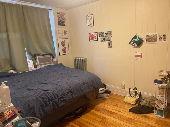 Foto del edificio - Top Floor Sunny 4 Bed Split  Heat and Hw inc No Fee Close to everything Students ok 9.1