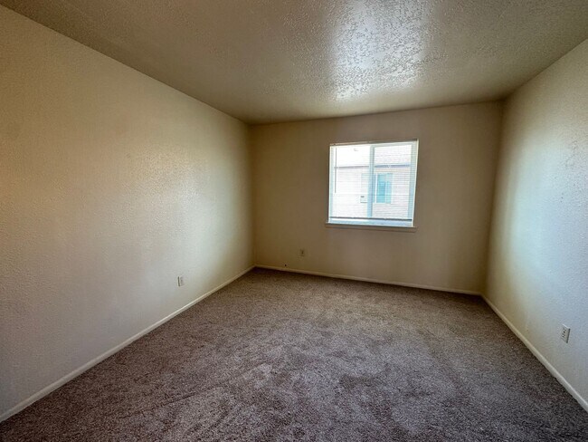 Foto del edificio - Two Bedroom, One Bathroom Apartment availa...