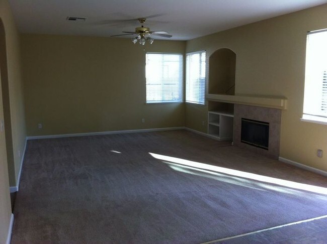 Building Photo - MODESTO LARGE 4 BEDROOM 3 BATH HOME