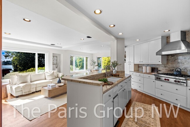Foto del edificio - Stunning 3 Story Kirkland Water View Home ...
