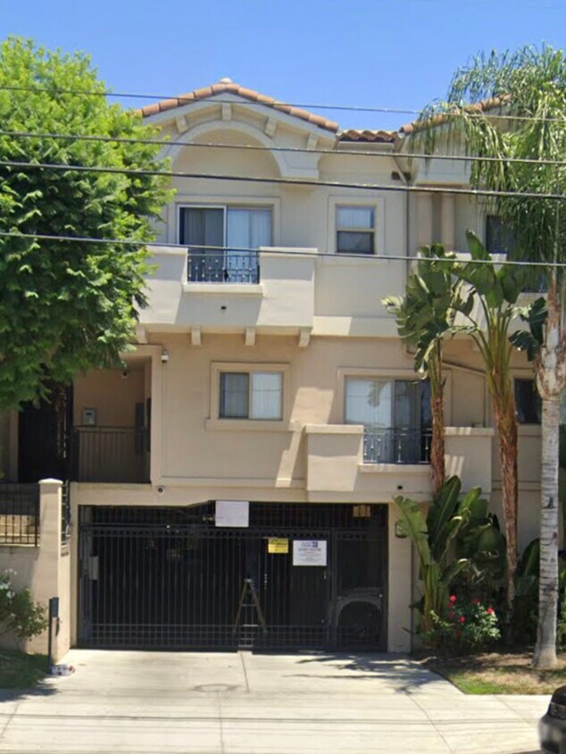 Primary Photo - 7124 Woodman Ave