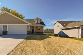 Building Photo - 2220 Blue Stem Ln