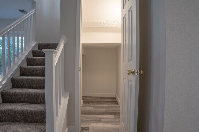 Building Photo - Beautiful Family Home
