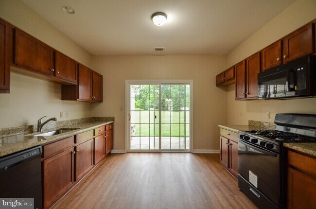 Building Photo - 210 Huntington Ln