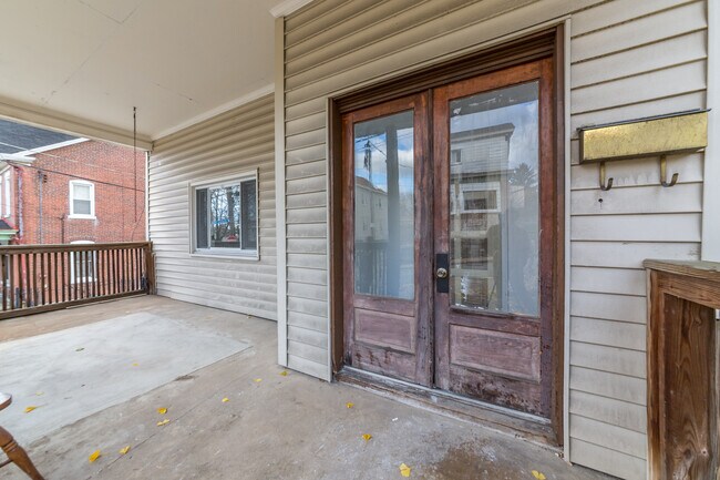 Building Photo - AVAILABLE JUNE - Beautiful 5 Bedroom, 2 Ba...