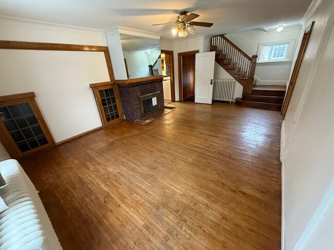 Building Photo - Duluth MN 6-Bedroom - 2-Bath - 2-Car Garage