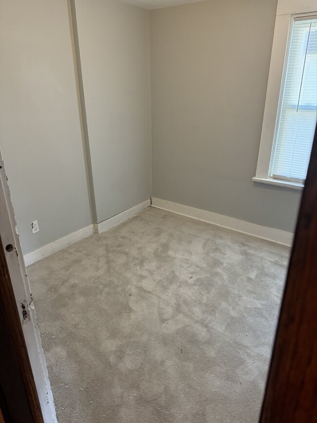 Building Photo - 4 Bedroom/1.5 Bathroom Single Family on Qu...