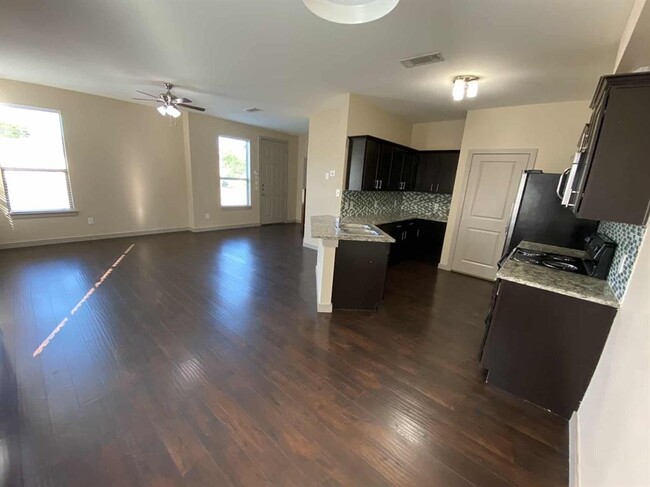 Building Photo - 3605 Valley Vista Dr
