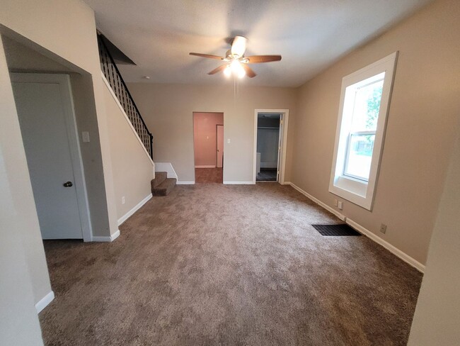 Building Photo - 3 Bedroom Duplex Coming Available!