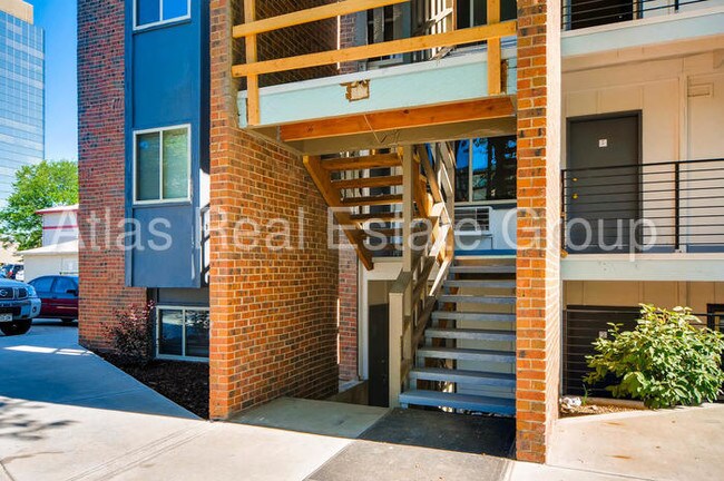 Building Photo - 981 S Dahlia St
