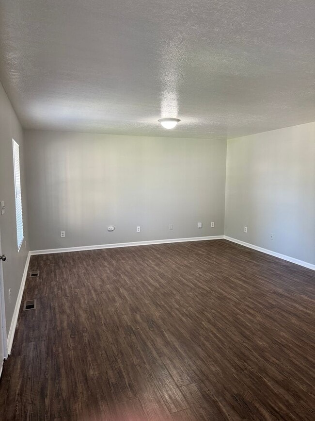 Foto del edificio - Charming 3 bedroom 2 bath bungalow- brand new refrigerator!