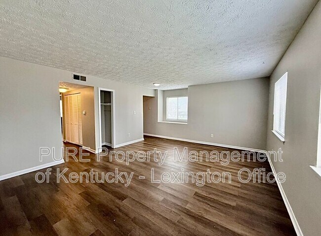 Foto del edificio - 3772 Camelot Dr