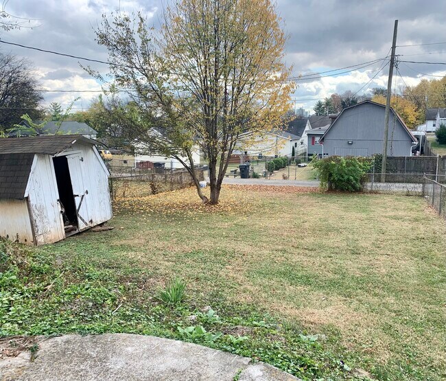 Building Photo - 822 Belleaire Ave