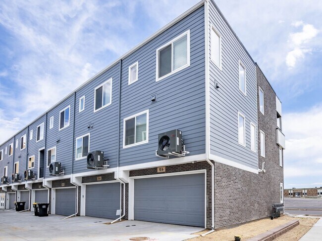 Building Photo - 3 Bedroom Townhome in Aurora