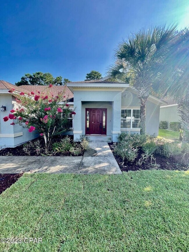 Foto del edificio - Spacious 4 Bed / 3 bath home near Pier Park