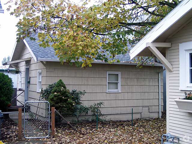 Alternate Building View 3 - 4936 NE 105th Ave