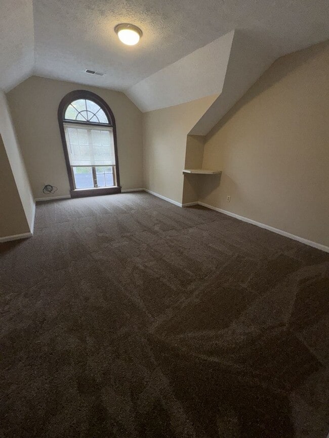 Building Photo - r2207