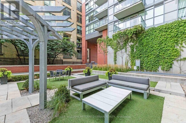 Photo du bâtiment - 775-775 King St W