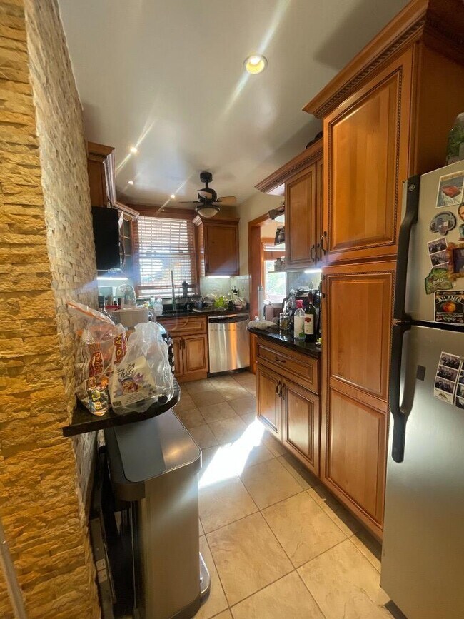 Building Photo - Townhouse w/ Driveway & Huge Outdoor Space...