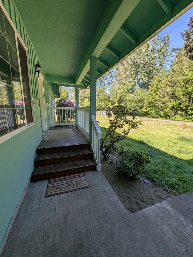 Building Photo - MUST SEE!! Spacious 2 Bedroom Duplex Close...