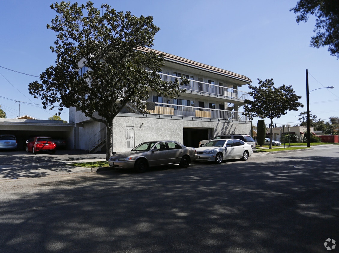 Building Photo - 671 Myrtle St