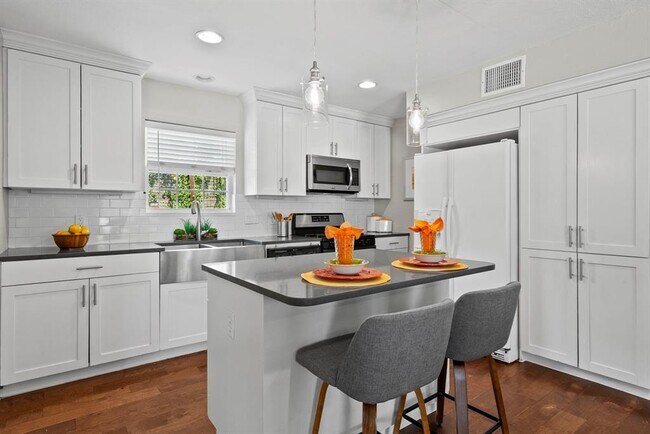 Foto del edificio - 3001 Maplelawn Cir
