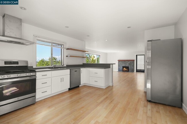 Building Photo - 32 Kenilworth Dr